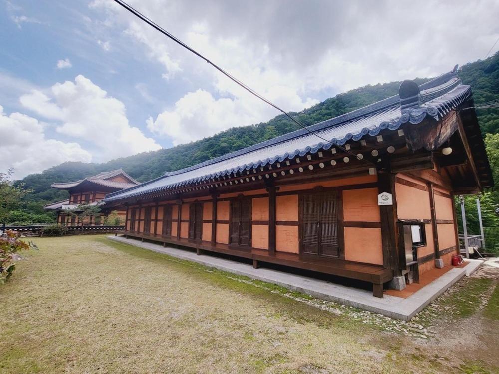 Yeongwol Hwanggung Hanok Pension Exterior photo